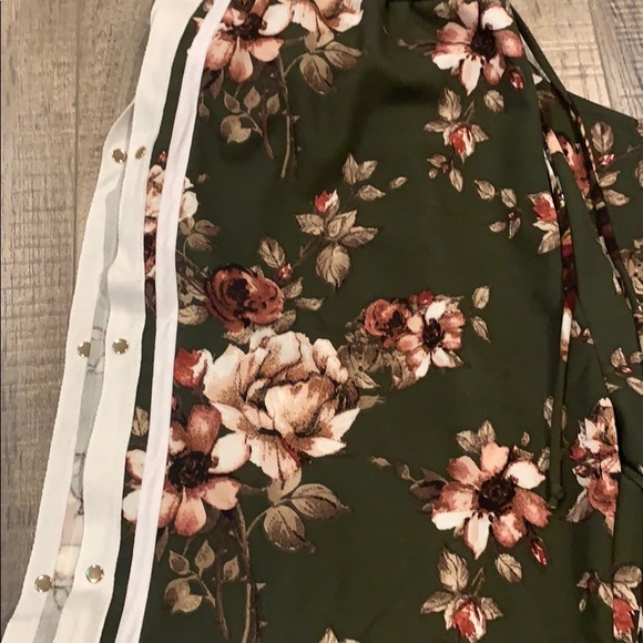 Flower pants wide leg size 2x NWT - Picture 2 of 4